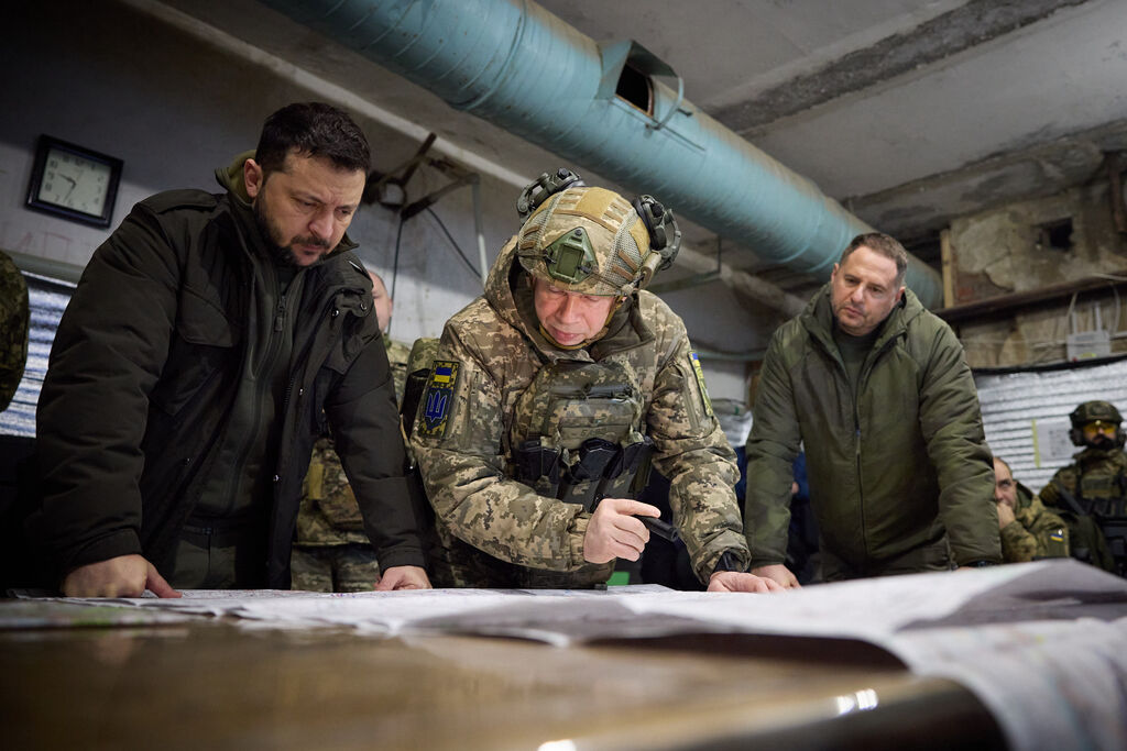 Zelensky en Jermak op werkbezoek bij commandant der strijdkrachten Oleksandr Syrsky in Charkiv. (Foto: President Oekraïne)