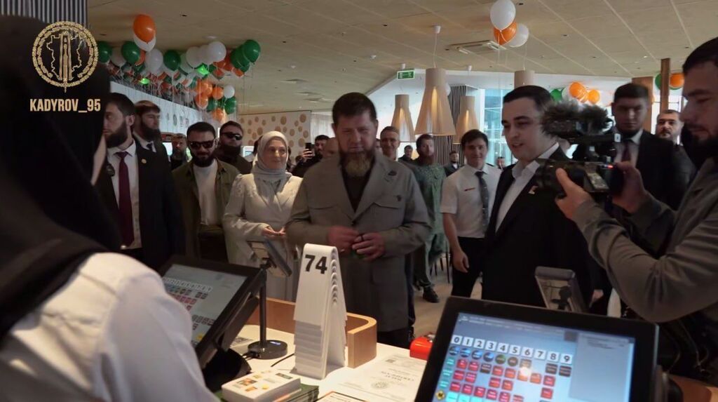 Ramzan Kadyrov opent een halal fastfoodrestaurant in Grozny. Het PR-optreden rond de opening moest vlak voor de verkiezingen laten zien dat de leider nog vitaal is.