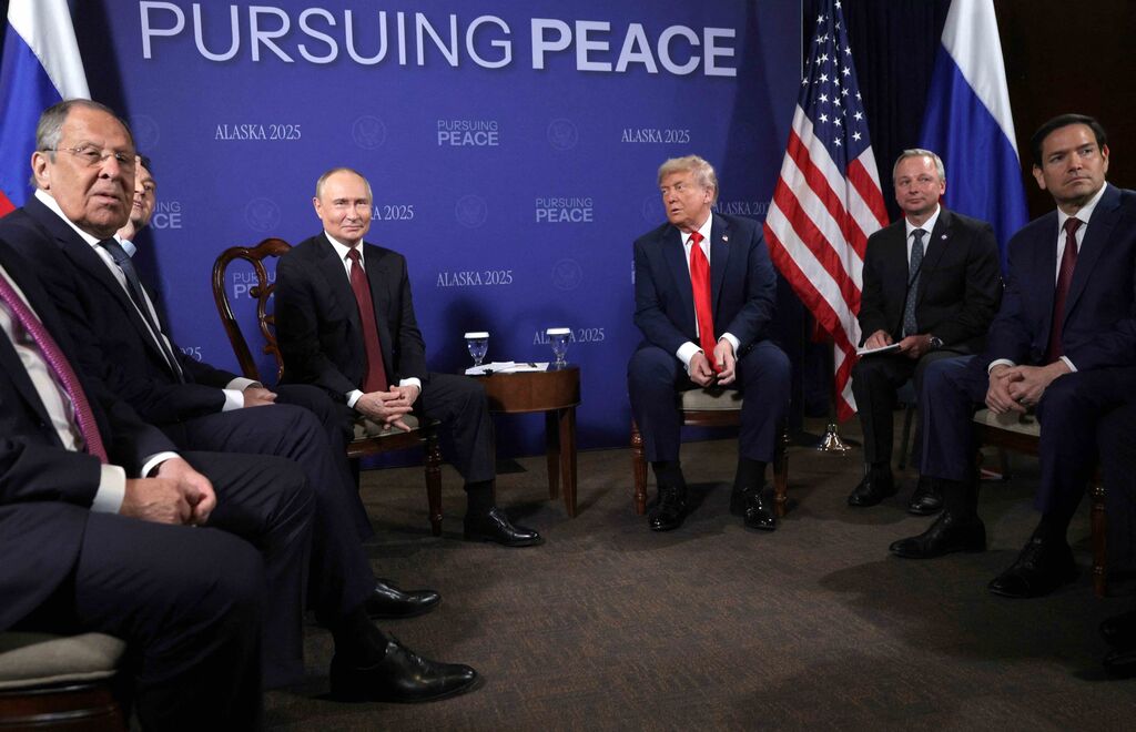 U.S. president Donald Trump and Russian president Vladimir Putin meet in Alaska, with their foreign ministers Sergei Lavrov and Marco Rubio sitting on either sides. Photo: Gavriil Grigorov / POOL / AFP / ANP