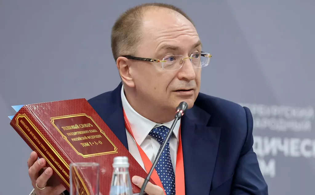 Nikolaj Kropatsjev, rector van de Staatsuniversiteit van Sint-Petersburg, presenteert het nieuwe Verklarend woordenboek van de staatstaal van de Russische Federatie. Foto: Stichting Roskongress Nikolaj Kropatsjev, rector van de Staatsuniversiteit van Sint-Petersburg, presenteert het nieuwe Verklarend woordenboek van de staatstaal van de Russische Federatie. Foto: Stichting Roskongress