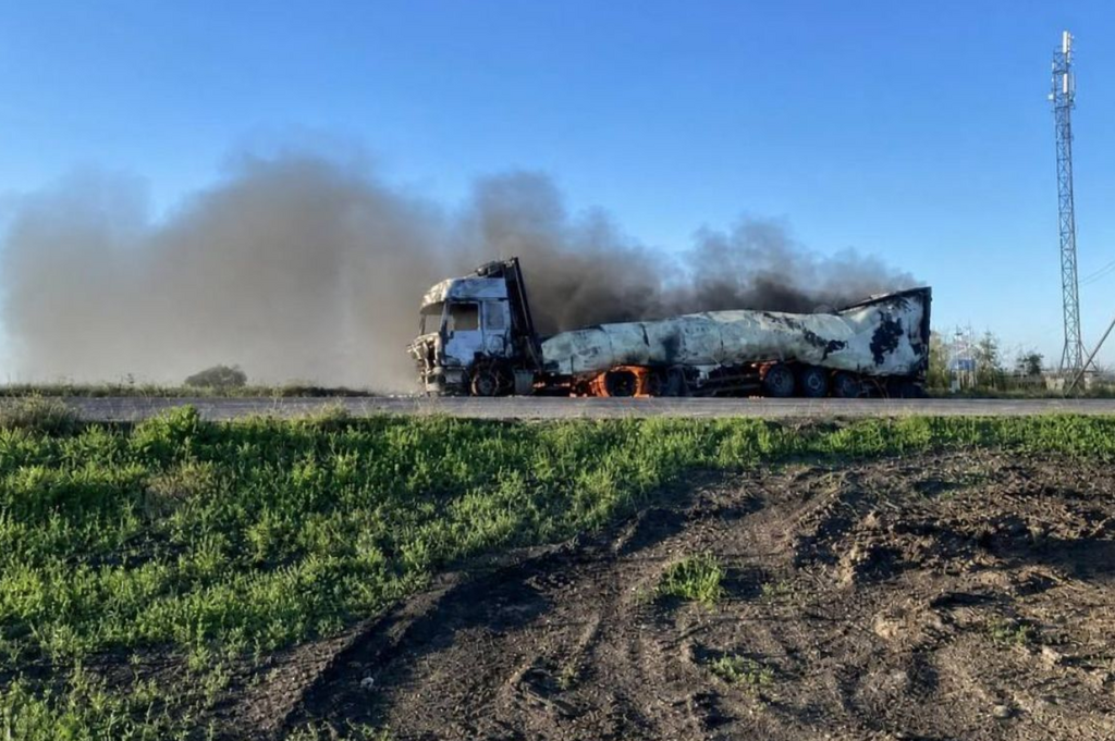 Een vrachtwagen met voedselvoorraden reed op 29 mei jl. op een mijn nabij Berdjansk. Foto: Telegramkanaal&nbsp;Трасса Р-280 &laquo;Новороссия&raquo; АвтоКлуб
