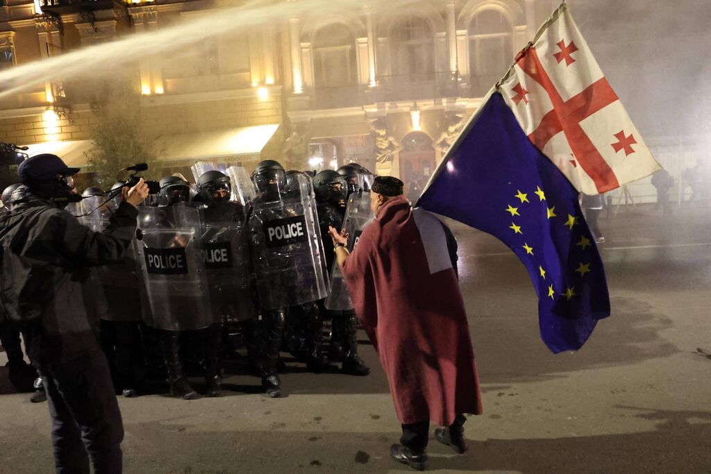 Oproerpolitie jaagt demonstranten weg tijdens een oppositiebijeenkomst op verkiezingsdag in het centrum van Tbilisi op 4 oktober 2025. Foto: Giorgi Arjevanidze / AFP / ANP