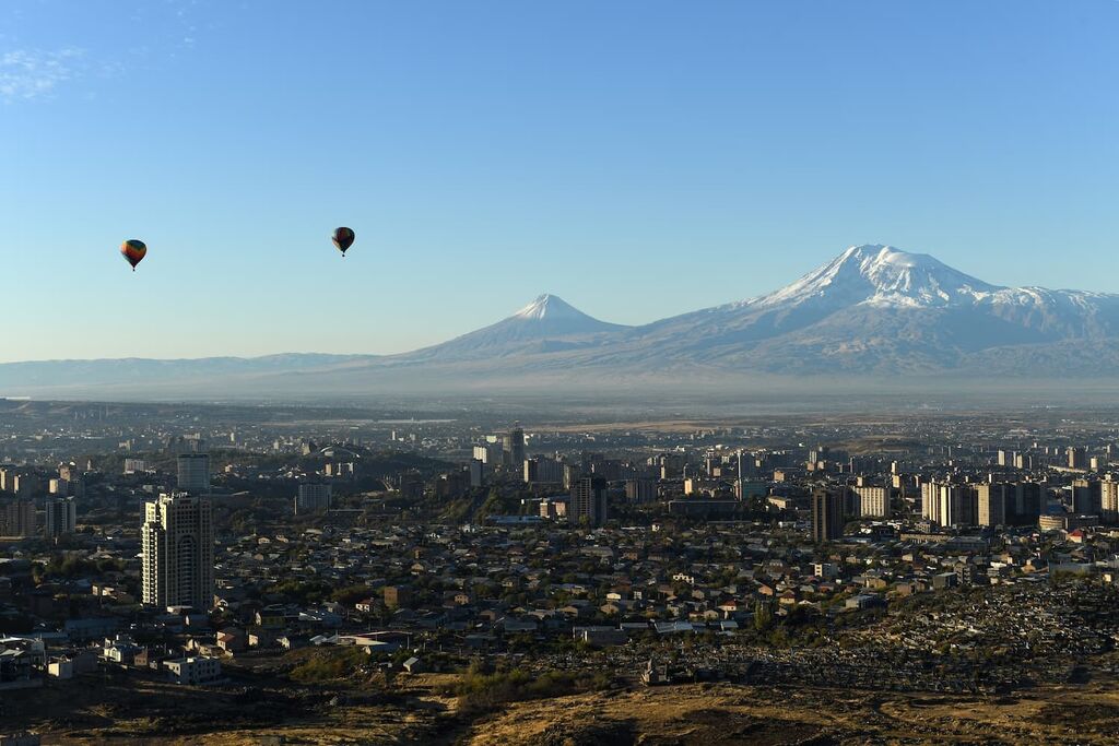 Zicht over de Armeense hoofdstad Jerevan, met op de achtergrond de berg Ararat, die het nationale symbool van Armenië is, maar binnen de Turkse landsgrenzen ligt. Foto: Karen Minasyan / ANP / AFP