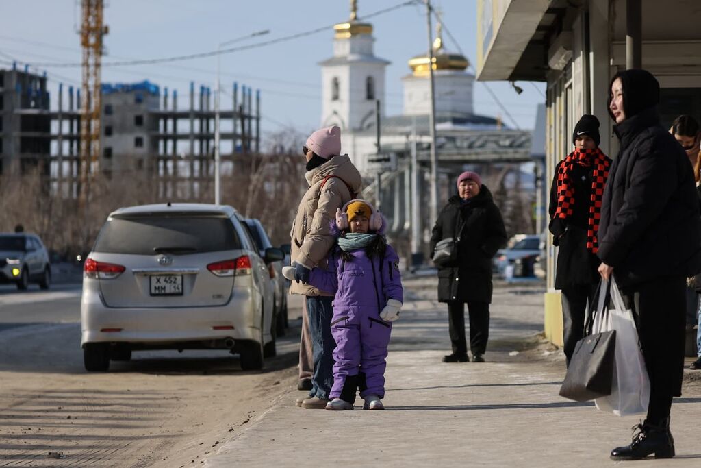 Mensen wachten op de bus in Jakoetsk, de hoofdstad van de republiek Sacha-Jakoetië in Siberië. Foto: ANP / AFP