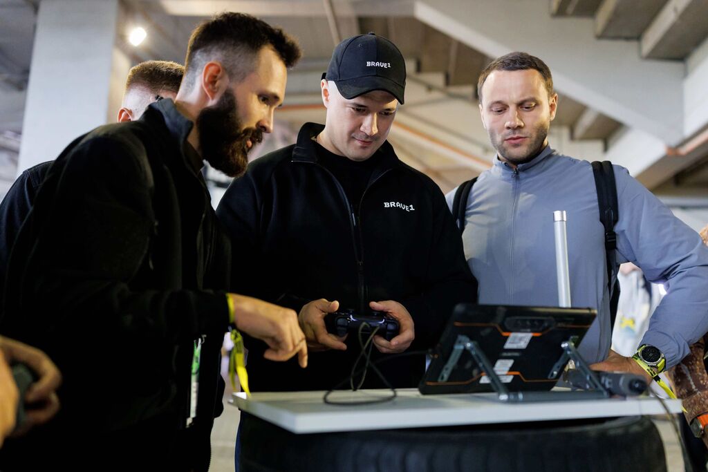 Oekraïense minister van Defensie Mychailo Fedorov bestuurt een drone. Foto: Defense Tech Valley
