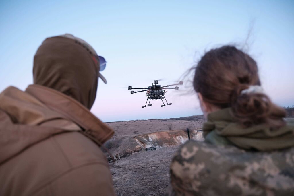 Oekra&iuml;ense dronepiloten besturen een Vampire drone tijdens training. Foto: ANP /&nbsp;EPA / Maria Senovilla