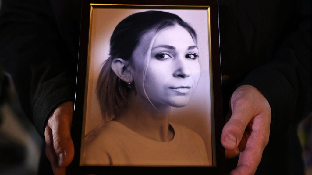 Portrait of Viktoria Roshchyna at a memorial honoring fallen Ukrainians. Photo: Anatolii Stepanov / AFP