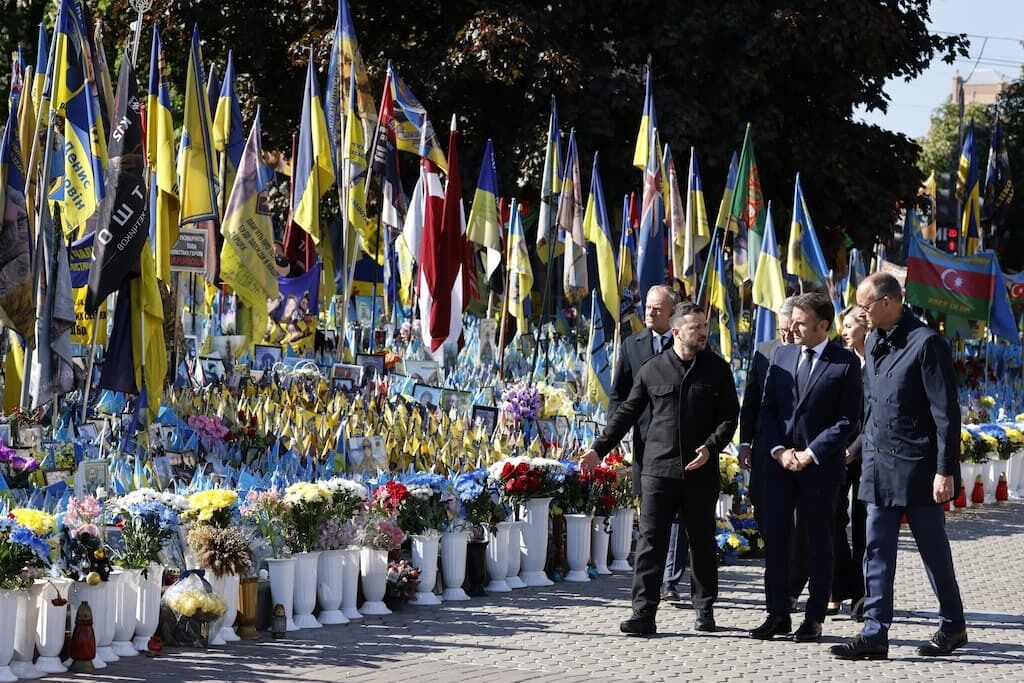 Van een vlaggetje tot rommelige gedenkplek: Kyiv worstelt met spontaan eerbetoon aan gesneuvelde soldaten