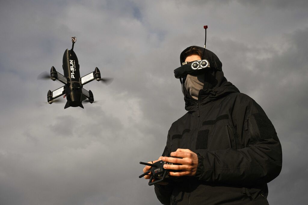 Medewerker van Oekraïense  interceptor-producent Skyfall test een interceptor drone. Foto: ANP / Genya Savilov / AFP
