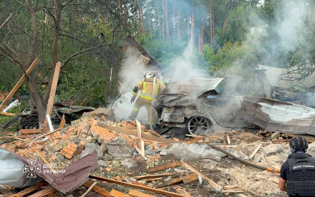 Reddingsdiensten in de regio Kyiv na aanval op 24 juli 2026. Foto: DSNS Ukraine Emergency Services / Volodymyr Zelensky / Telegram
