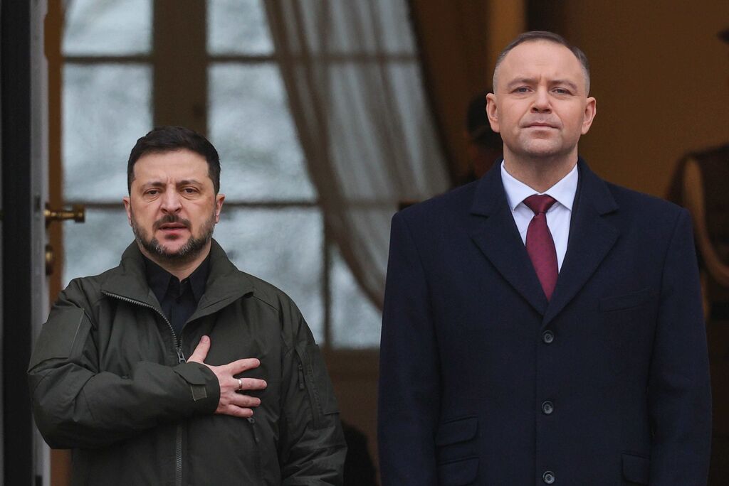 Polish President Karol Nawrocki and Ukrainian President Volodymyr Zelensky attend an official welcome ceremony before their meeting at the Presidential Palace in Warsaw, Poland, 19 December 2025. Photo: ANP /&nbsp;EPA / Pawel Supernak / Poland Out