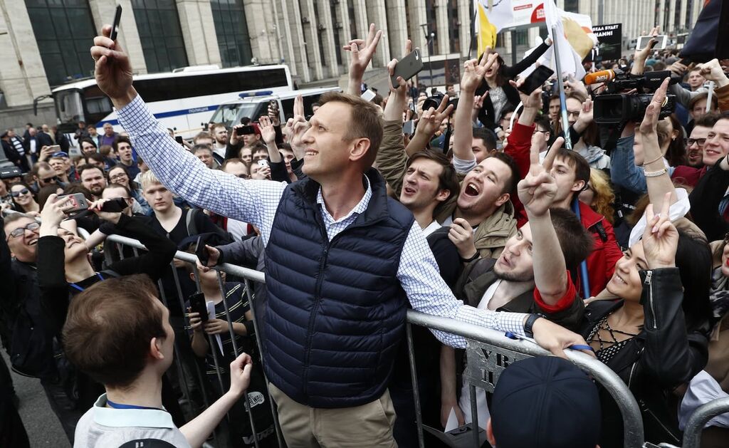 Aleksej Navalny neemt een selfie met zijn aanhangers in april 2018, bij een demonstratie voor vrij internet en tegen blokkade van Telegram. Foto: Sergei Ilnitsky / ANP / EPA