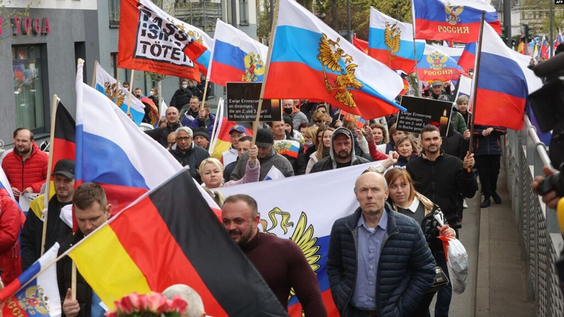 Russian emigres support war in april 2022 in Berlin foto RFE RL