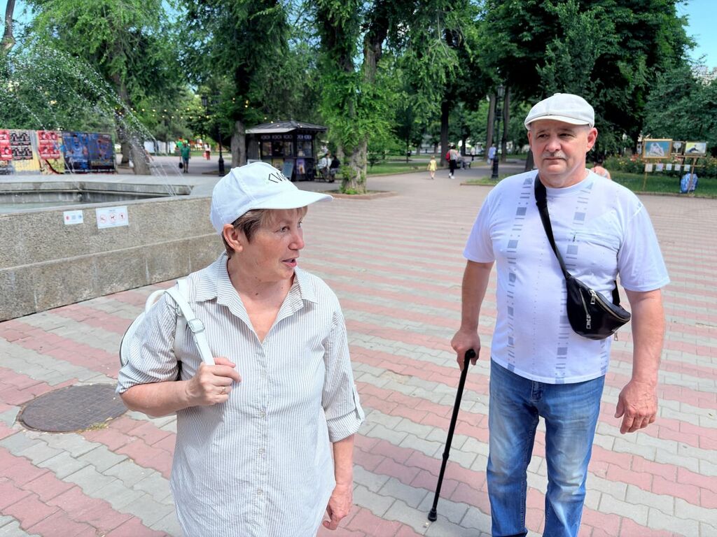 Galja en Sasja in Odesa, de stad waar ze elkaar ooit als studenten leerden kennen en waar ze nu als vluchtelingen leven. Foto: Dénis van Vliet
