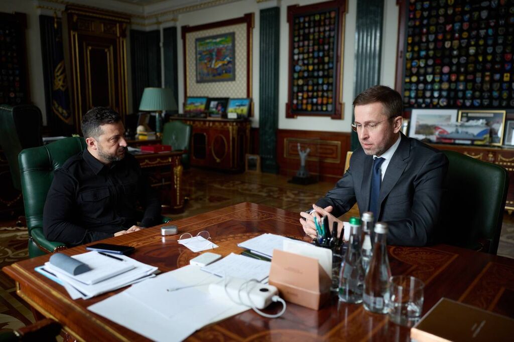 Volodymyr Zelensky in gesprek met Serhi Koretsky, nu nog CEO van Naftogaz maar weldra waarschijnlijk de nieuwe premier van Oekraïne. Foto: 